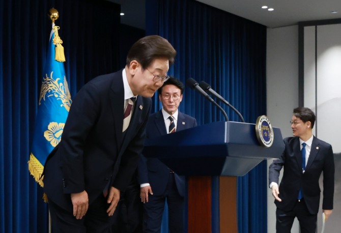 이재명 대통령이 4일 서울 용산 대통령실 청사에서 열린 인사브리핑에서 인사하고 있다. 사진=연합뉴스