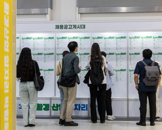 최근 서울 서초구 aT센터에서 환경부 주최로 개막된 2025 환경산업 일자리 박람회 참가자들이 각 기업이 게시한 채용공고를 살펴보고 있다. 사진=연합뉴스