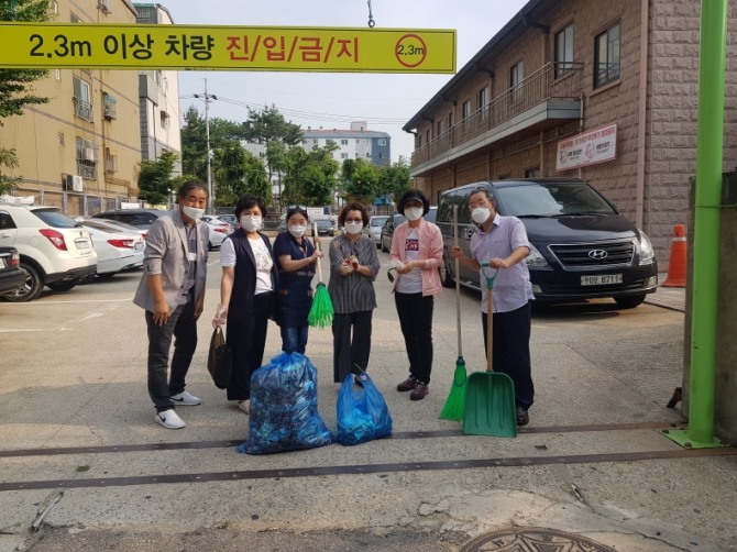 지난 4일 주민들이 나눔주차장을 직접 관리하고 있는 모습. 사진=시흥시