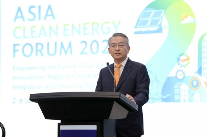 지난 3일(현지시간) 필리핀 마닐라 아시아개발은행(ADB) 본사에서 개최된 ‘2025 아시아 클린에너지 포럼(Asia Clean Energy Forum, ACEF)’ 개막식에서 신부남 한국에너지공단 기후행동이사가 인사말을 하고 있다. 사진=에너지공단