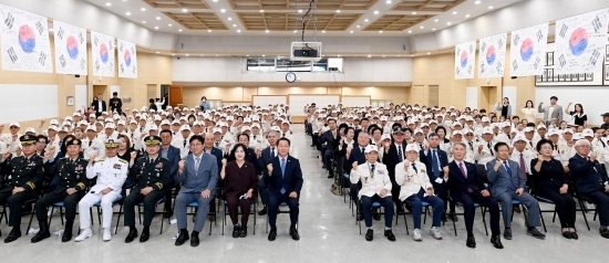 지난해 유정복 인천시장과 관계자들이 제74주년 기념식 후 단체사진을 촬영하고 있다. 사진=인천시
