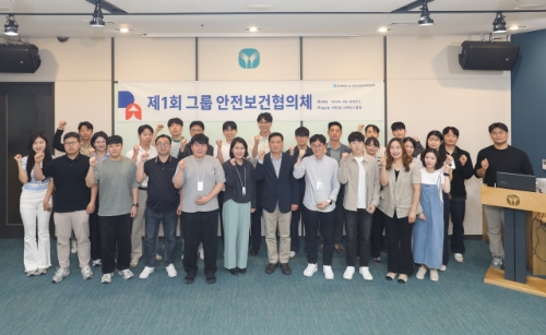동아쏘시오그룹 안전보건 담당자들이 지난 4일 서울 동대문구 크레도스클럽에서 열린 ‘제1회 동아쏘시오그룹 안전보건협의체’에 참석해 기념촬영을 하고 있다. 사진=동아쏘시오홀딩스