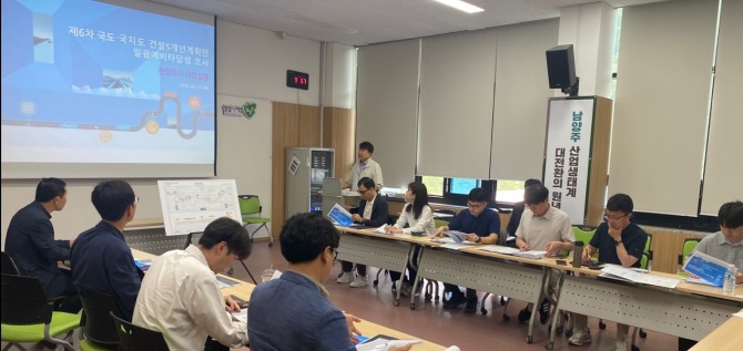 지난 달 30일 경기도 관계자들이 기획재정부 일괄예비타당성조사 현장 조사를 논의하고 있다. 사진=경기도
