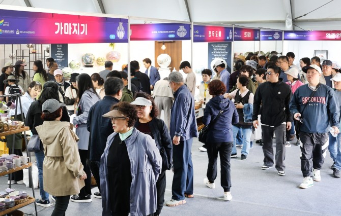 지난 달 11일 여주시민들이 제37회 여주도자기축제 도자판매 부스를 구경하고 있다. 사진=여주시
