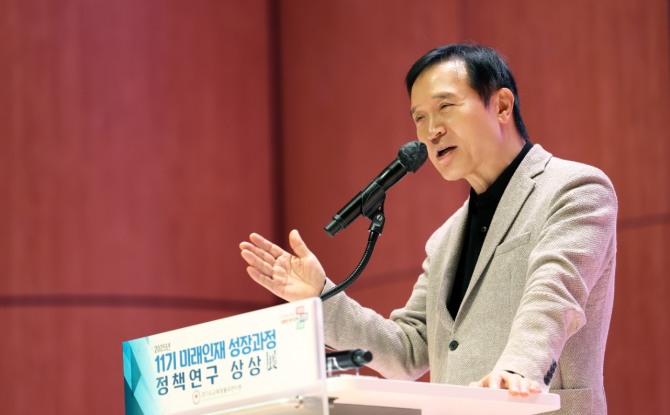 5일 임태희 경기도교육감이 ‘2025년 상반기 11기 미래인재 성장과정 정책연구 상상전(展)’에서 축사를 하고 있다. 사진=경기도교육청