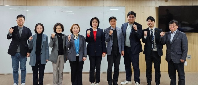 5일 경기도의회 의원들이 부지선정위원회 회의를 거쳐 의정연수원 최종 부지로 연천군을 선정한 후 기념 촬영을 하고 있다. 사진=경기도의회