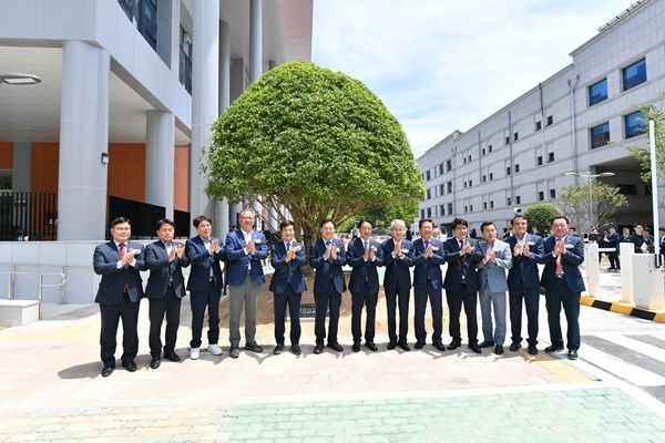 5일 창원시 의창구에 위치한 신축 경남도의회 의원회관에서 참석자들이 기념촬영을 하고 있다. 사진=경남도의회