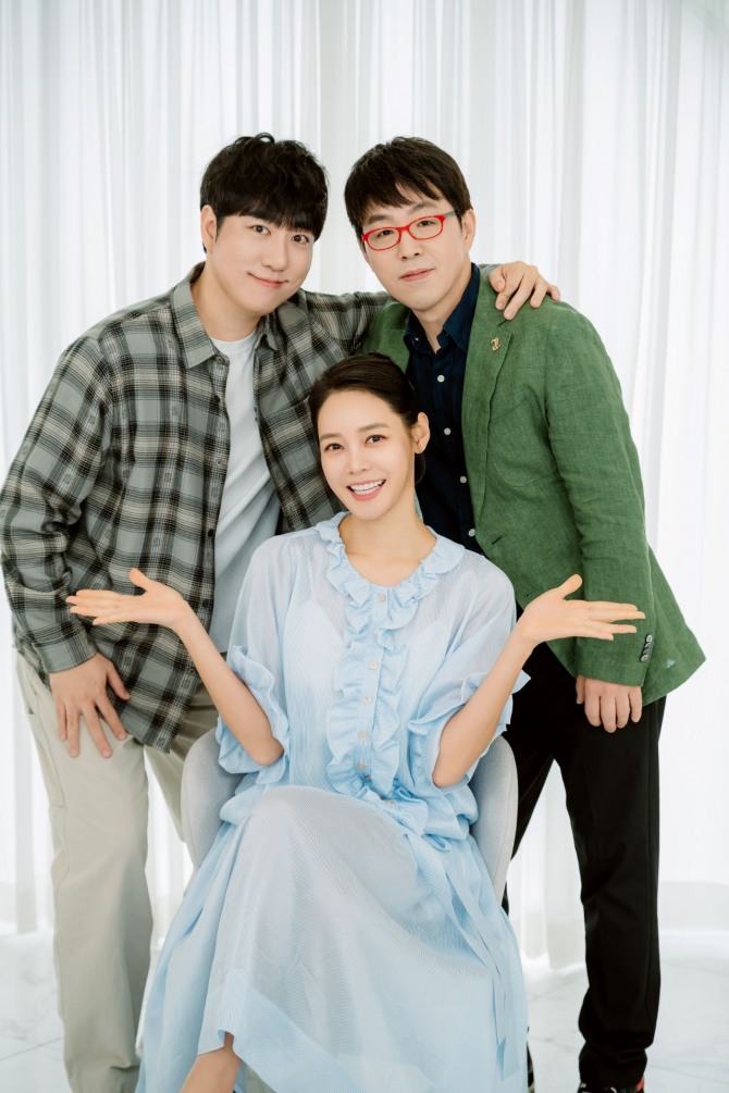 영화 평론가 이동진, 과학 커뮤니케이터 궤도, 기자 출신 방송인 안현모가 라플위클리 시즌4 런칭 기념사진을 촬영하고 있다. 사진=한화생명 제공.