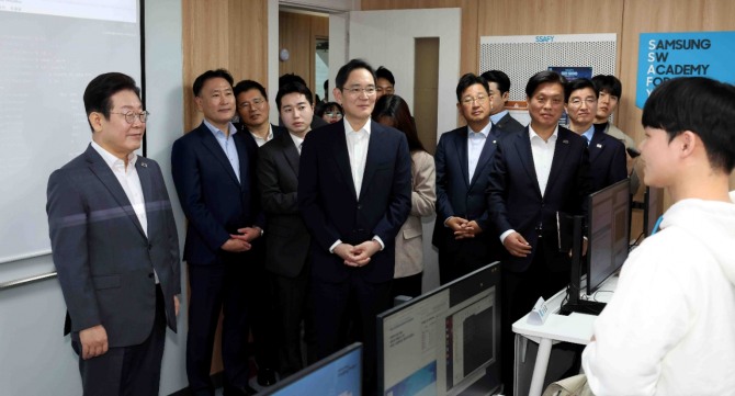 이재명(앞줄 왼쪽에서 첫번째) 더불어민주당 대표와 이재용(앞줄 왼쪽에서 두번째) 삼성전자 회장이 3월 20일 서울 강남구 삼성 청년 소프트웨어 아카데미(SSAFY)에서 열린 '청년 취업 지원 현장 간담회'에서 교육생들을 격려하고 있다. 사진=뉴시스