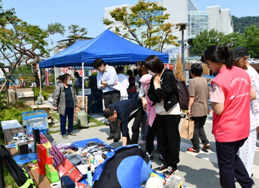 한림대학교춘천성심병원은 지난달 27일 국내외 소외된 이웃과 공익단체를 지원하는 비영리공익재단 아름다운가게 춘천점과 '나눔 바자회' 행사를 진행했다고 5일 밝혔다. 사진=한림대의료원