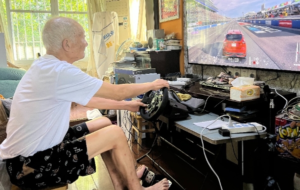 중국의 89세 노인 양빙린 씨가 레이싱 게임을 플레이하고 있다. 그는 지난해 기네스 세계 기록에 최고령 게임 콘텐츠 크리에이터로 등재됐다. 사진=기네스