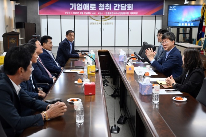지난 5일 이민근 안산시장(오른쪽 가운데)이 반월도금표면처리협동조합과의 기업애로 청취 간담회에서 의견을 나누고 있다. 사진=안산시