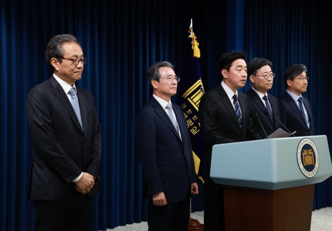 강훈식 대통령 비서실장이 6일 서울 용산 대통령실 청사에서 대통령실 수석비서관 인선을 발표하고 있다. 사진=연합뉴스