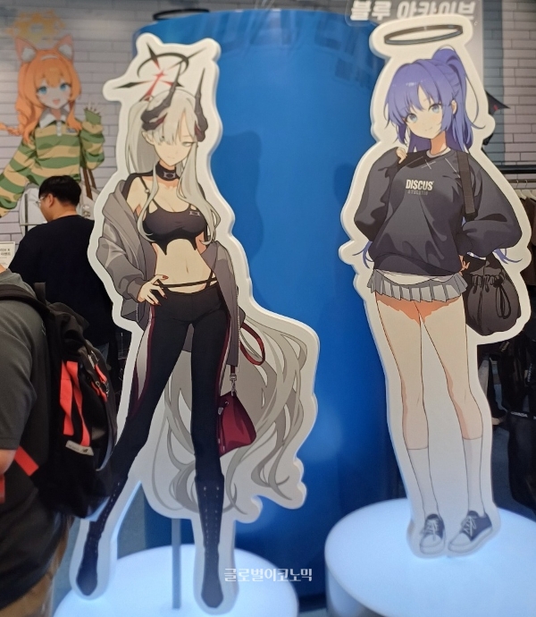 블루 아카이브 팝업 공간에 전시된 '하누마 마코토(왼쪽)'와 '하야세 유우카' 입간판. 사진=이원용 기자
