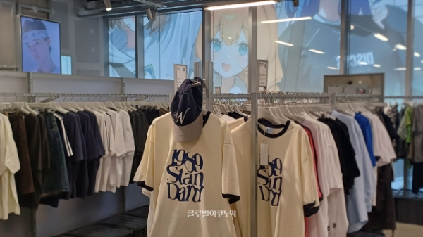 무신사 스토어 홍대점 2층에선 창문 너머 마리의 은혜로운 미소를 영접할 수 있다. 사진=이원용 기자