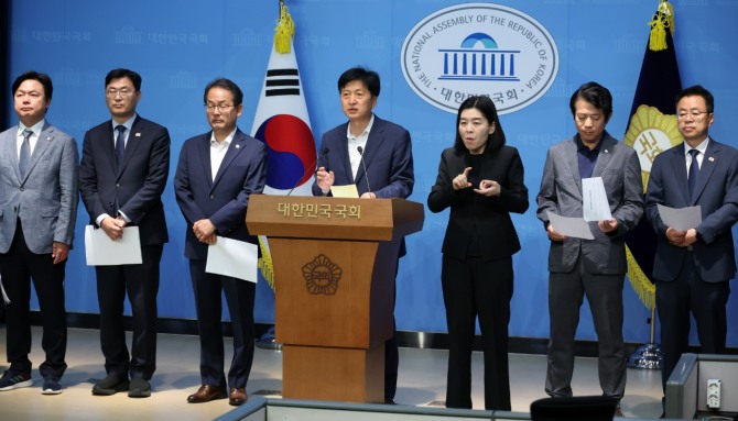 오기형(왼쪽에서 네번째) 의원 등 더불어민주당 주식시장 활성화 태스크포스(TF) 소속 의원들이 5일 오전 서울 여의도 국회 소통관에서 상법 개정안 재발의 기자회견을 하고 있다. 사진=뉴시스