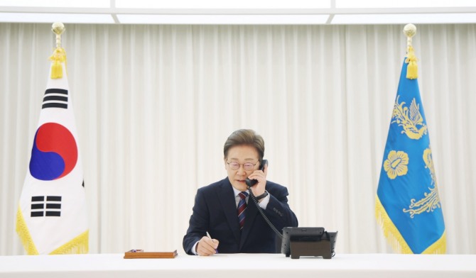 이재명 대통령이 6일 서울 한남동 관저에서 도널드 트럼프 미국 대통령과 전화 통화를 하기 위해 수화기를 들고 있다. 사진=연합뉴스