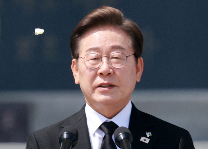이재명 정부가 출범해 금융당국 수장에 국회의원과 관료 출신들 경쟁구도가 전개되고 있다.  이재명 대통령이 지난 6일 서울 동작구 국립서울현충원에서 열린 70회 현충일 추념식에서 추념사를 하고 있다. 사진=연합뉴스 