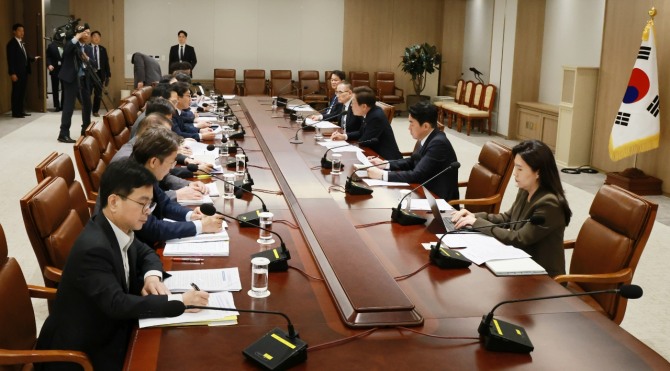 이재명 대통령이 4일 서울 용산 대통령실 청사에서 비상경제점검 태스크포스(TF) 회의를 주재하고 있다. 사진=연합뉴스