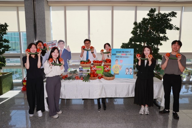 보성군 직원들이 지역 농가에서 생산한 토마토와 오이로 여름나기를 응원하고 있다. 사진=전남 보성군