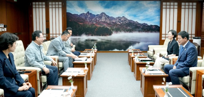 지난 4일 정철원 담양군수(오른쪽 가운데)가 김영록 전라남도지사(왼쪽 앞에서 두번째)와 만나 지역 현안사업의 신속한 추진과 예산 지원을 건의하고 있다. 사진=전남 담양군