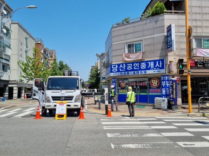 계양구는 여름철 태풍 및 호우 등 풍수해로 인한 간판 등 옥외광고물 추락 사고를 예방하기 위해 옥외광고물 안전점검을 실시한다고 9일 밝혔다. 사진=계양구