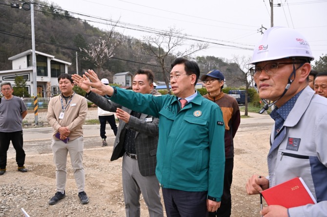 9일 전진선 양평군수(가운데)가 하천 재해복구사업 현장을 방문해 안전 점검을 지시하고 있다. 사진=양평군