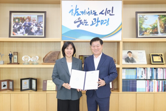 9일 송은영 광명문화재단 제5대 신임 대표이사(왼쪽)가 임명장을 받고 박승원 광명시장과 기념촬영을 하고 있다. 사진=광명시