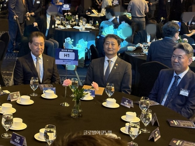 (왼쪽부터) 장인화 한국철강협회 회장 겸 포스코그룹 회장과 안덕근 산업통상자원부 장관, 서강현 현대제철 사장이 9일 서울 강남구 인터컨티넨탈 파르나스 호텔에서 열린 '제26회 철의 날 기념식' 행사에 참석하고 있다. 사진=글로벌이코노믹
