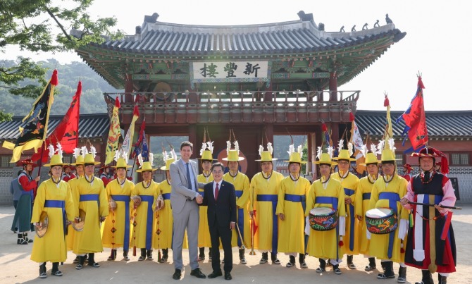 지난 9일 오후 화성행궁에서 김동연 경기도지사와 David Eby BC주 수상이 취타대 공연 관람 후 기념촬영을 하고 있다. 사진=경기도