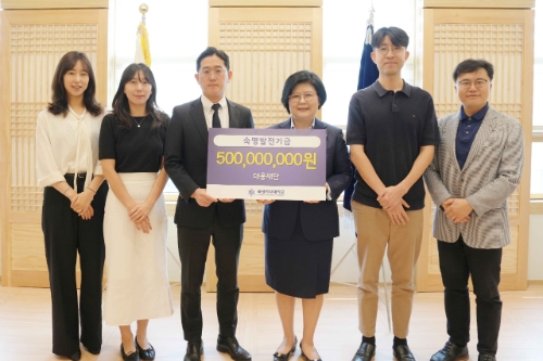 지난달 29일 진행된 기부식에서 문시연 숙명여대 총장(왼쪽에서 네 번째) 등 관계자들이 기념 촬영을 하고 있다. 사진=대웅