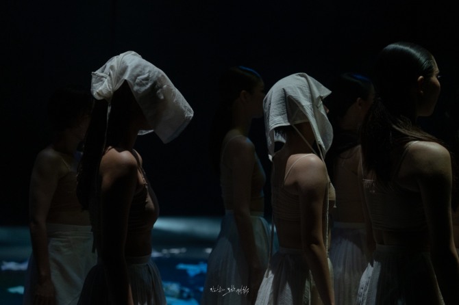 이남영 안무의 '디디다-생동(2025)'