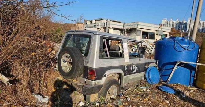오는 11일부터 다음 달 11일까지 한 달간 부천시가 무단 방치된 자동차와 이륜차를 대상으로 집중단속을 벌인다.  사진=부천시