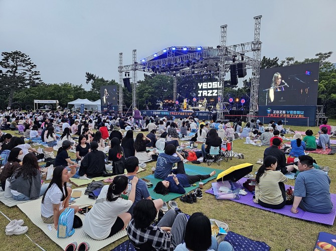 지난 7일 1,000여 명의 관객들이 ‘2025 여수재즈페스티벌’공연을 즐기고 있다. 사진=전남 여수시