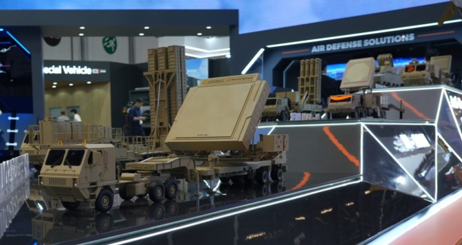 지난 2월 아랍에미리트연합(UAE) 수도 아부다비에서 열린 IDEX 2025에 전시한 장거리 지대공 유도무기체계(L-SAM)과 다기능 레이다. 사진=한화시스템