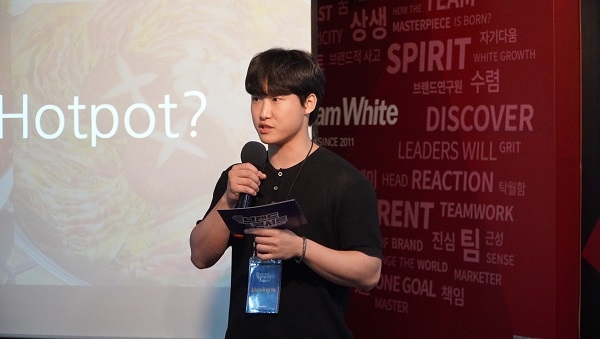 최우수상을 받은 ‘blowing to’ 팀의 윤태규 씨가 제67회 브랜드콘서트 결선에서 캠페인을 제안하고 있다. 사진=한국소비자포럼