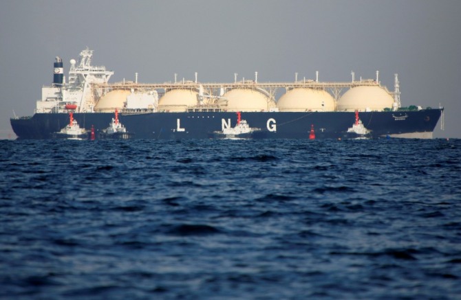 미국 정부가 자국 조선 역량 부족을 인정하고 '자국산 LNG 운반선' 의무화 정책에서 한발 물러섰다. 1980년 이후 미국 내에서 건조된 LNG 운반선은 전무한 실정이다. 사진은 해상을 운항 중인 LNG 운반선. 사진=로이터