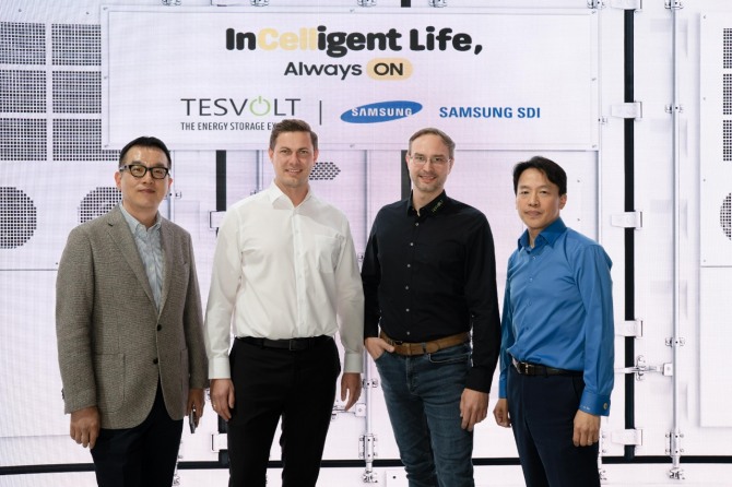 (왼쪽부터) 김현욱 삼성SDI ESS영업그룹장 상무, 지몬 샨더르트 테스볼트 CTO, 다니엘 한네만 테스볼트 CEO, 이종석 삼성SDI 유럽법인 상무가 5월 초 독일 뮌헨에서 열린 '인터배터리 유럽 2025' 삼성SDI 전시장에서 기념 사진을 찍고 있다. 사진=삼성SDI  