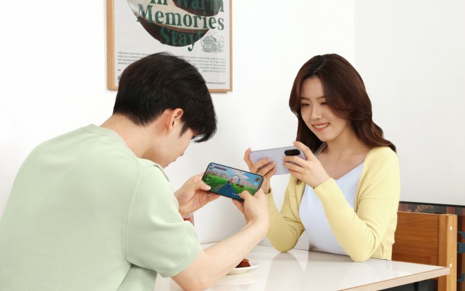 삼성전자 모델들이 새롭게 출시한 ‘갤럭시 A36 5G’를 소개하고 있다. 사진=삼성전자