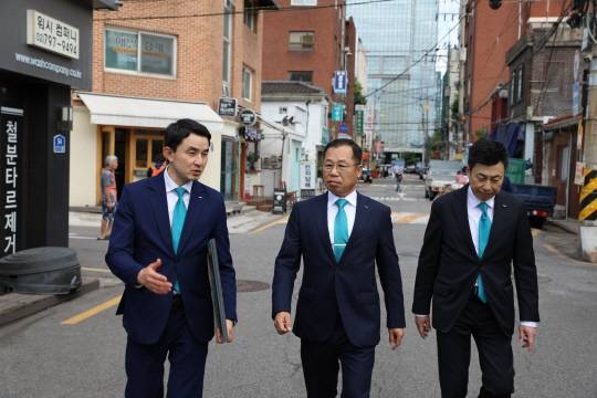 지난 10일 포스코이앤씨 정희민 사장(사진 가운데)이 임직원들과 서울 '용산정비창 전면1구역' 현장을 직접 둘러보고 있다. 사진=포스코이앤씨 