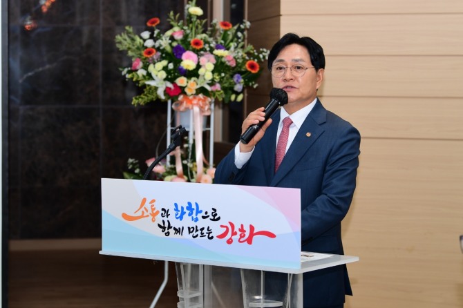 지난 10일 박용철 군수가 ‘군민통합위원회’ 공식 출범식에서 인사말을 하고 있다.  사진=강화군