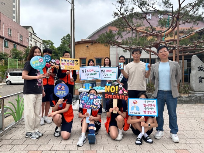 지난 10일 부천시 관계자와 부천중학교 학생자치회와 단체 사진을 촬영 하고 있다.  사진=부천시