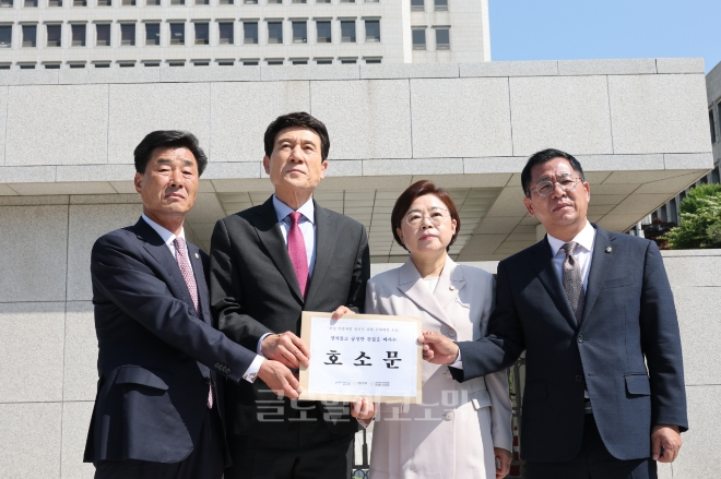 11일 이강덕 포항시장을 비롯해 김일만 포항시의회 의장, 김정재·이상휘 국회의원은 서울 서초동 대법원을 방문해 지난달 대구고등법원의 항소심 판결에 대한 유감을 표명하고, 포항 시민들의 간절한 염원을 담은 호소문을 제출했다.사진=포항시.