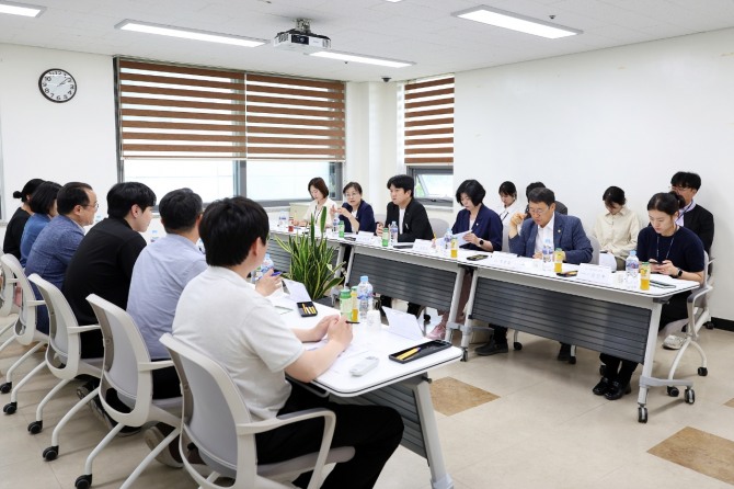 지난 10일 경기 시흥시의회 교육복지위원회가 올해 본격적인 행정사무감사를 앞두고 동물누리보호센터, 시흥시외국인복지센터, 시흥시가족센터 등을 방문하고 있다. 사진=시흥시의회