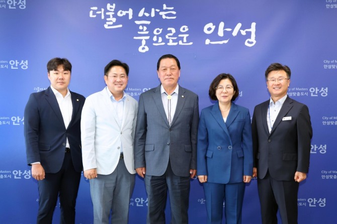 지난 10일 김보라 안성시장(오른쪽 두번째)이 시청 시장실에서 시의회와 6월 정례 간담회를 연 후 기념 촬영을 하고 있다. 사진=안성시