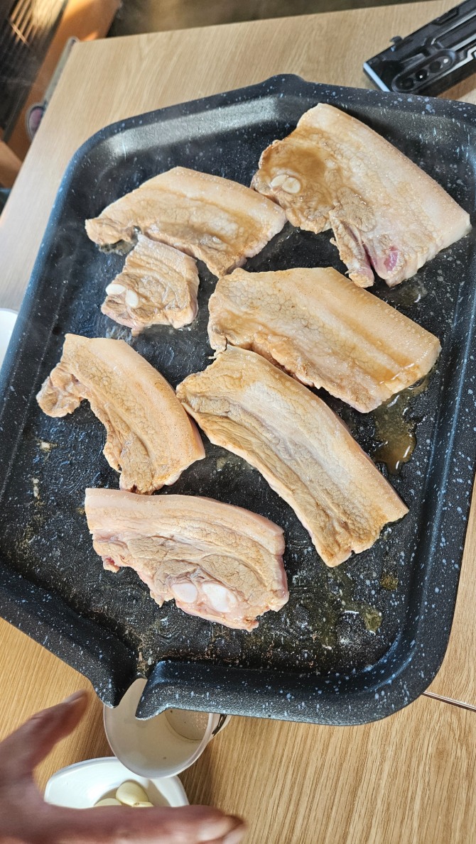 산소주입한 보조효소로 지방많은 삼겹살에 뿌렸더니 익어가지만 기름이 한 방울도 흘려 내리않게 분해돼  물로 변했다.  사진=유영재 기자