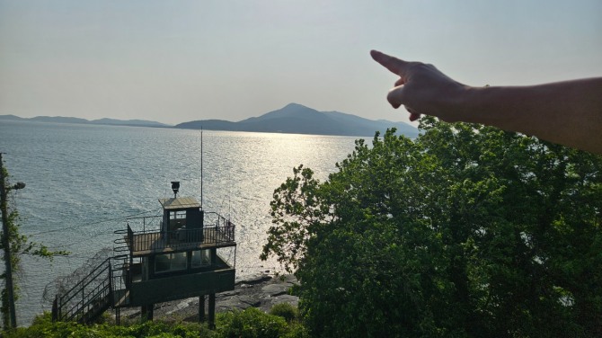 한영수 보조효소 개발자는 실패를 거듭하면서 연구소에서 가까운 해안가 '돈대'에서 나쁜생각을 수 없이 하며 새롭게 다짐하기도 했다며 손가락을 가르키며 회상하고 있다.  사진=유영재 기자 