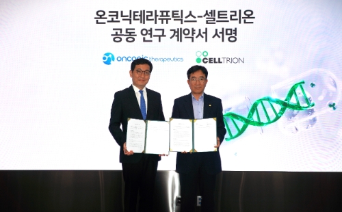 11일 송도 셀트리온 본사에서 (왼쪽부터) 김존 온코닉테라퓨틱스 대표와 권기성 셀트리온 수석부사장이 항암신약 후보물질 '네수파립'과 항암 바이오시밀러 베그젤마와의 병용요법에 대한 공동연구개발 계약을 체결하고 기념 촬영을 하고 있다. 사진=제일약품