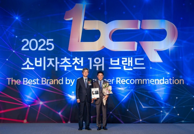 김기태 보람상조 대표이사(오른쪽)가 소비자추천 1위 브랜드 시상식에서기념촬영을 하고 있다. 사진=보람그룹