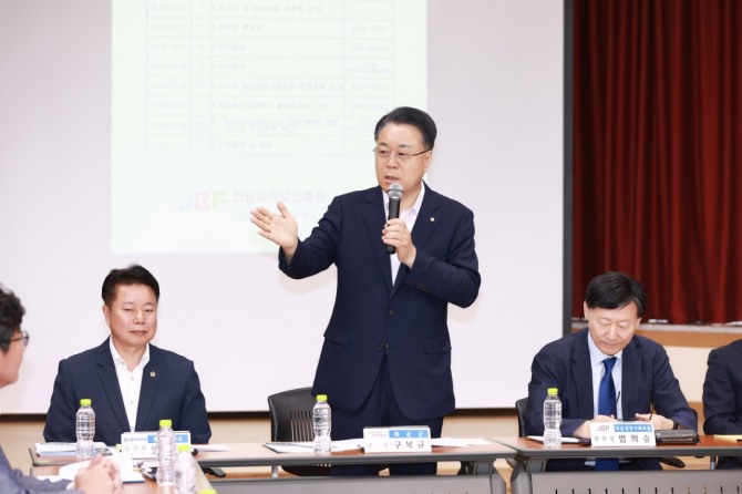 구복규 화순군수가 2025년 화순생명사회포럼 간담회에서 인사말 하고 있다.  사진=전남 화순군